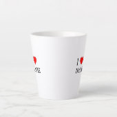 カスタマイズ可能な名前とハート カフェラテマグ (正面)
