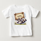 カスタマイズ可能な名前の看板を持つかわいいアライグマ ベビーTシャツ (正面)