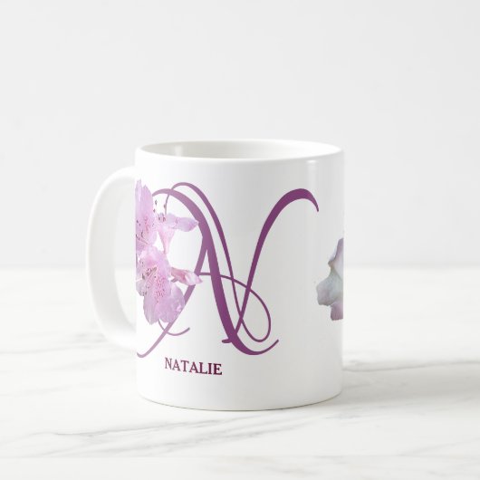 カスタマイズ可能な名前ナタリーかわいらしピンクフローラアート コーヒーマグカップ (正面左)