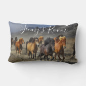カスタマイズ可能な名前ワイルドウマ枕 ランバークッション (裏面)