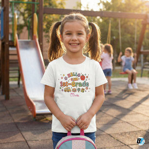 カスタマイズ可能な名前入りレトロでグルービーな小学校1年生の子供たち向けデザイン ベビーTシャツ