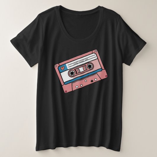 カスタマイズ可能な名前混合テープカセットテープ プラスサイズTシャツ (デザイン正面)