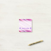 カスタマイズ可能な名前;ピンク、紫のストライプ ポストイット (デスク上)