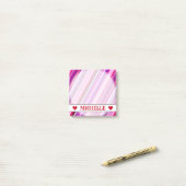 カスタマイズ可能な名前-ピンク、紫のパタストライプーン ポストイット (デスク上)