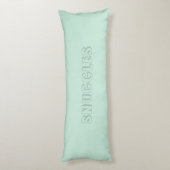 カスタマイズ可能な名前"Snuggles" seafooam mint green ボディピロー (裏面 (縦))