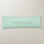 カスタマイズ可能な名前"Snuggles" seafooam mint green ボディピロー (裏面)