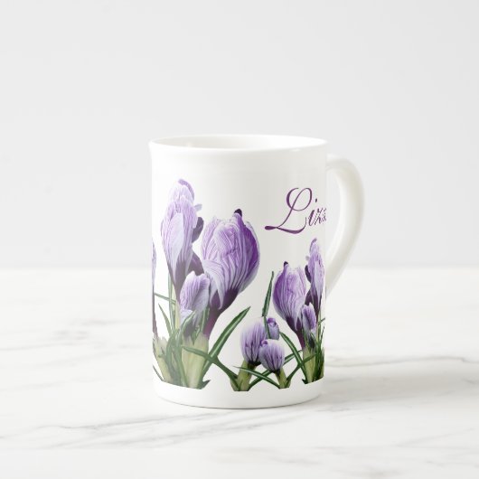 カスタマイズ可能な名前Lizzie紫かわいらしのフローラおもしろい ボーンチャイナマグカップ (正面右)