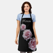 カスタマイズ可能な名前Miriam かわいらし pink rosesフローラ エプロン (着用した状態)