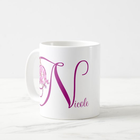 カスタマイズ可能な名前Nicoleピンクフローラモノグラム コーヒーマグカップ (正面左)