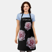 カスタマイズ可能な名前Vanessaかわいらしピンクのローズボー エプロン (着用した状態)