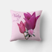 カスタマイズ可能な名前Vickyピンクかわいらしチューリップフローラ クッション (裏面)