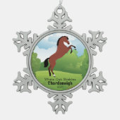 カスタマイズ可能な品種と文字を搭載した馬の形容 スノーフレークピューターオーナメント (正面)