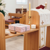 カスタマイズ可能な宗教的なゴールデンクロスオンミスティバラ ラッピングペーパー