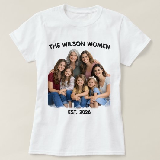 カスタマイズ可能な家族の女性の写真 名前 年号 Tシャツ (デザイン正面)