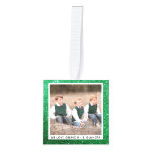 カスタマイズ可能な家族クリスマスフォトグリーングリッター キューブオーナメント (正面)