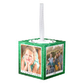 カスタマイズ可能な家族クリスマスフォトグリーングリッター キューブオーナメント (裏面アングル)