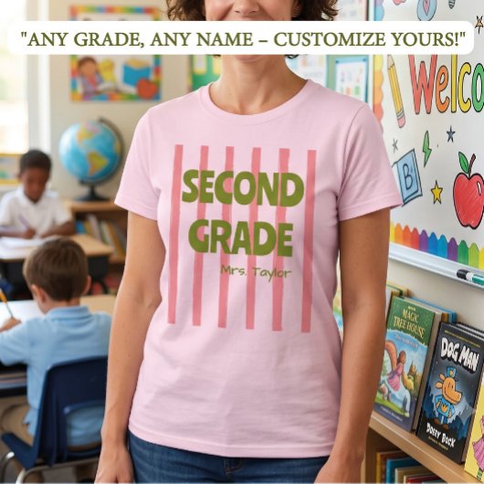 カスタマイズ可能な小学2年生ストライプ先生の名前ピンク Tシャツ