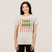 カスタマイズ可能な小学3年生ストライプ教師名ピンク トライブレンドTシャツ (正面全面)