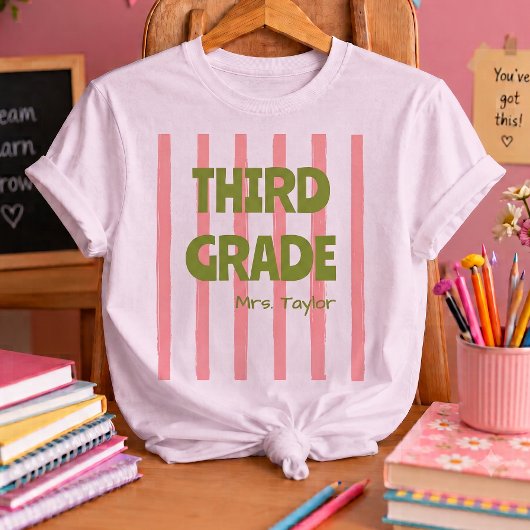 カスタマイズ可能な小学3年生ストライプ教師名ピンク Tシャツ