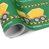 カスタマイズ可能な少年誕生日グリーンイエロートラック ラッピングペーパー (ロールコーナー)