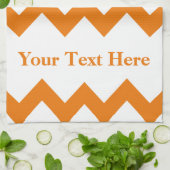 カスタマイズ可能な文字が付いているオレンジはっきりしたなシェブロン キッチンタオル (折り畳み)