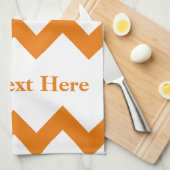 カスタマイズ可能な文字が付いているオレンジはっきりしたなシェブロン キッチンタオル (四つ折り)