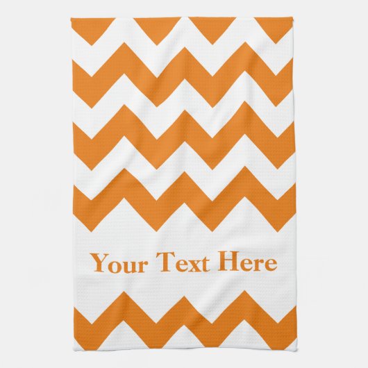 カスタマイズ可能な文字が付いているオレンジはっきりしたなシェブロン キッチンタオル (縦)