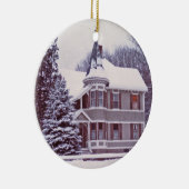 カスタマイズ可能な文字の背部が付いている古くビクトリアンな家 セラミックオーナメント (右)