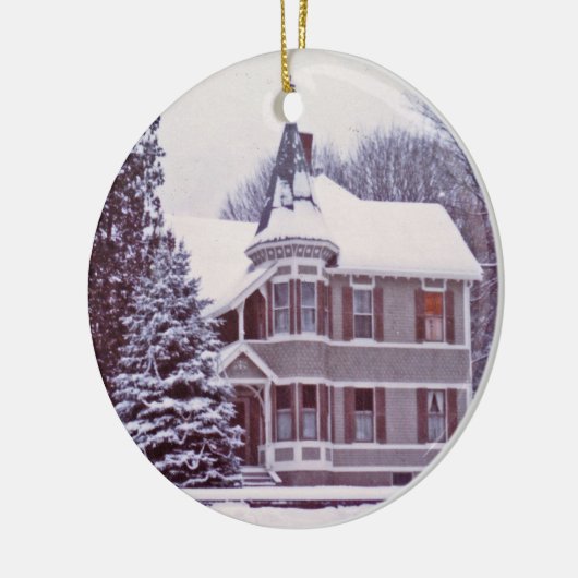 カスタマイズ可能な文字の背部が付いている古くビクトリアンな家 セラミックオーナメント (左)