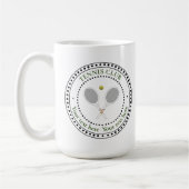 カスタマイズ可能な文字テニスクラブ コーヒーマグカップ (左)