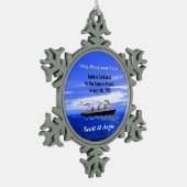 カスタマイズ可能な新婚旅行の遊航船 スノーフレークピューターオーナメント (左)