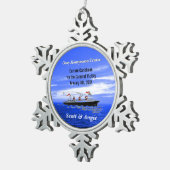 カスタマイズ可能な新婚旅行の遊航船 スノーフレークピューターオーナメント (右)