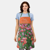 カスタマイズ可能な明るいオレンジ、ピンクと緑のチューリップ エプロン (着用した状態)