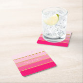 カスタマイズ可能な明るいピンクと金ゴールドストライプ スクエアペーパーコースター (インサイチュ)