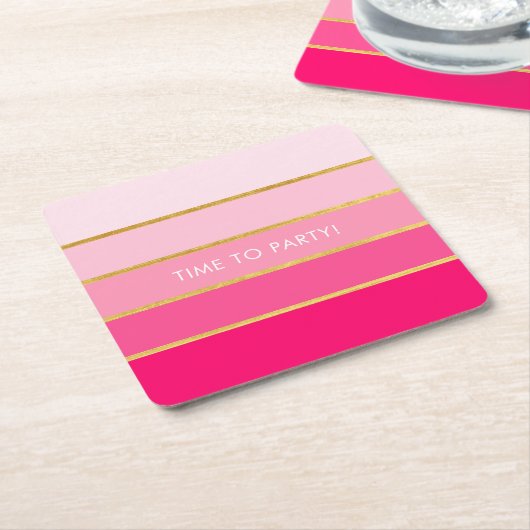 カスタマイズ可能な明るいピンクと金ゴールドストライプ スクエアペーパーコースター (アングル)