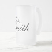 カスタマイズ可能な曇らされたビールのジョッキの結婚祝い夫人 フロストグラスビールジョッキ (正面右)