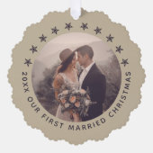 カスタマイズ可能な最初の結婚したクリスマスエレガントループ オーナメントカード (正面)