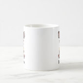 カスタマイズ可能な本を読むキュートなオカピ コーヒーマグカップ (中央)