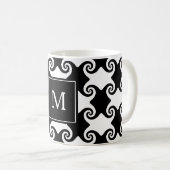 カスタマイズ可能な渦巻き形状モノグラムと同様にケルト コーヒーマグカップ (正面右)