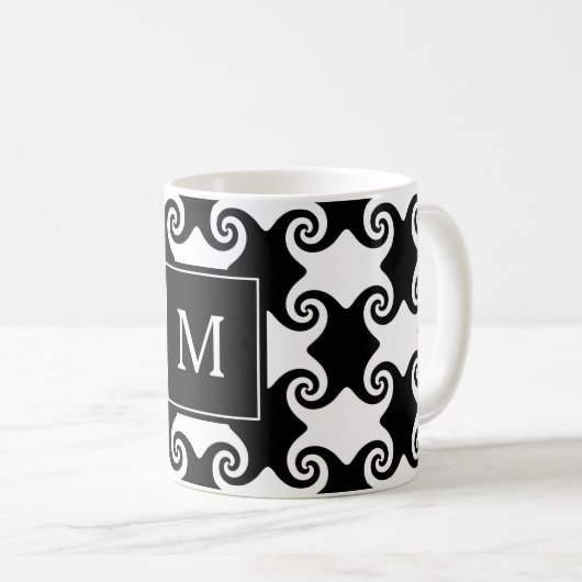 カスタマイズ可能な渦巻き形状モノグラムと同様にケルト コーヒーマグカップ (正面右)