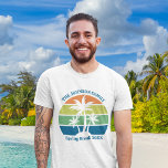 カスタマイズ可能な熱帯の島のヤシの木の家族旅行 Tシャツ<br><div class="desc">このトロピクールカルなビーチのサンセットTシャツは、海岸に黄色と緑がアクセントされたオレンジと青い空にシルエットされた3本のヤシの木を特徴としている。家族カスタマイズ素晴らし旅行の記念のティーは、この春休み、夏または海のクルーズ休暇にあなたの沿岸の休暇のために。</div>