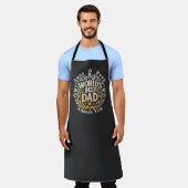 カスタマイズ可能な父の名前とメッセージ エプロン (着用した状態)