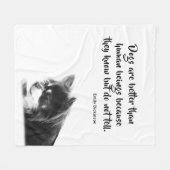 カスタマイズ可能な犬とエミリーディキンソンの引用文 フリースブランケット (正面(横))