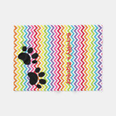 カスタマイズ可能な犬の名前Rainbow Chevron Paw Print フリースブランケット (正面(横))