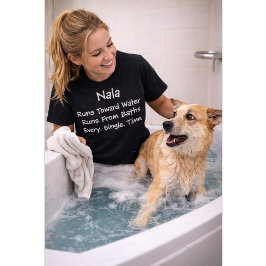 カスタマイズ可能な犬は水に向かって走るがお風呂からは逃げる Tシャツ