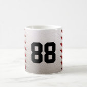 カスタマイズ可能な番号を持つ野球 コーヒーマグカップ (中央)