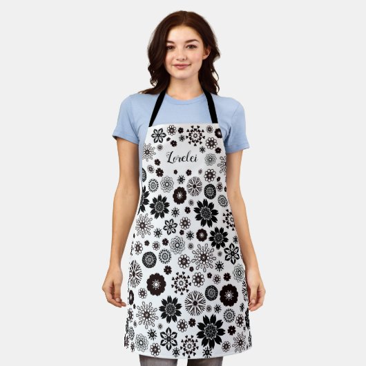 カスタマイズ可能な白黒ぼほ曼荼羅の花 エプロン (着用した状態)