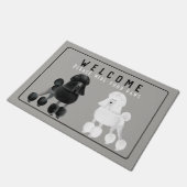 カスタマイズ可能な白黒プードルの玄関マット ドアマット (アングル)