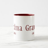 カスタマイズ可能な祖母の設立年 ツートーンマグカップ (中央)