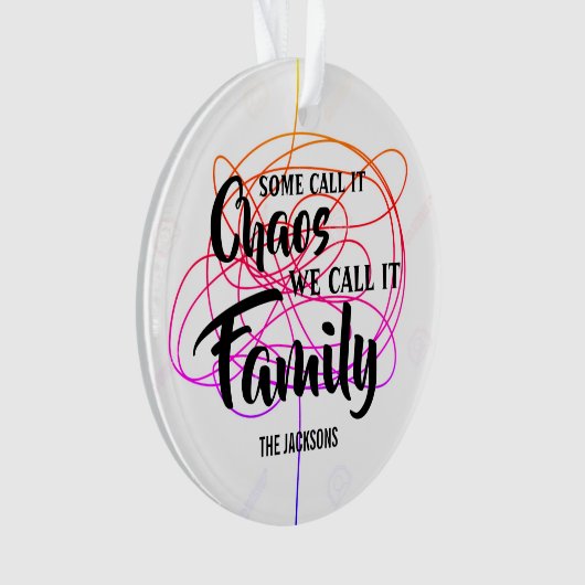 カスタマイズ可能な私たちが家族と呼ぶ混乱と呼ぶ オーナメント (正面)